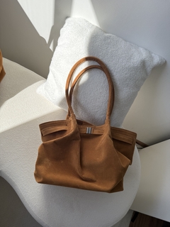 Bolsa slouchy Charlie camurça caramelo na internet