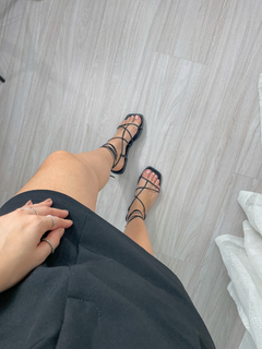 Flat rasteira feminina de tiras Sweet Preto - loja online