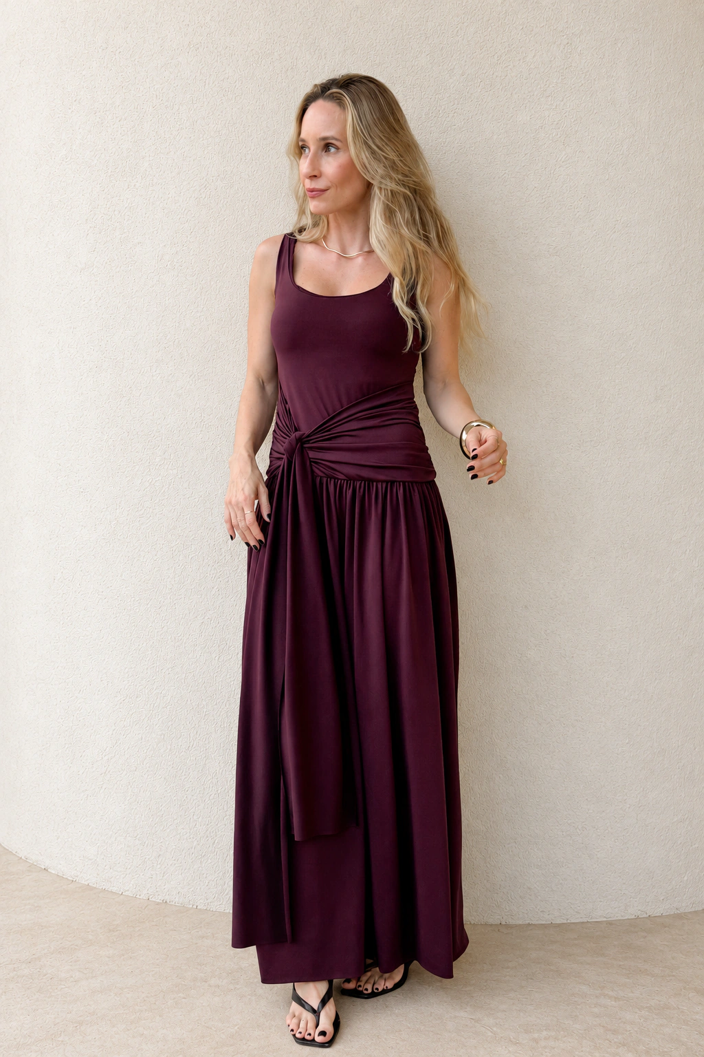 Vestido longo Anna Engles marrom com detalhe de amarração na cintura