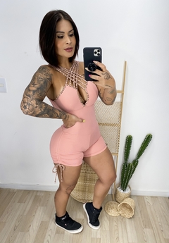 Macacão Curto Empina Bumbum Nude Rosê com Oncinha na internet
