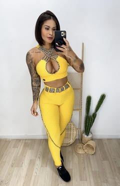 Conjunto Top e Legging Cinto Empina Bumbum Amarelo com Oncinha Brocado