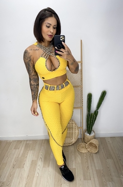 Conjunto Top e Legging Cinto Empina Bumbum Amarelo com Oncinha Brocado na internet