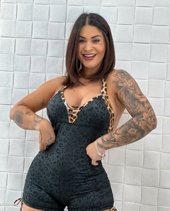 Macaquinho Empina Bumbum Frente Única Animal Print Alto Relevo Onça - comprar online
