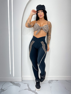Conjunto Top com Bojo e Legging Empina Bumbum Brocado Preta com Oncinha - WORKOUTFITBRAZIL