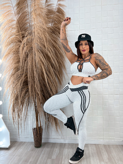 Conjunto Top e Legging Empina Bumbum Poá Branco com Poá Preto na internet