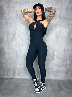 Macacão Empina Bumbum Brocado Preto na internet