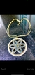 Colar longo em crochê fio metal ouro 70cm + extensor, mandala crochê flor de cristais, azul e translúcidos 8cm.