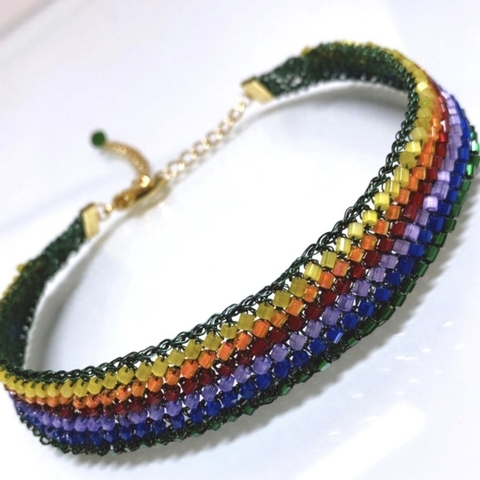 Choker/pulseira duas voltas feita em crochê fio metal preto, vidrilhos tchecos coloridos, com extensor.