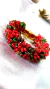 BRACELETE CROCHÊ FIO METAL, MODELO CRAVO, VIDRILHOS MESCLA VERDE E VERMELHO, FECHO MAGNÉTICO.