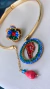 Anel flor em crochê fio metal ouro, pétalas em vidrilhos tchecos azul safira, verde esmeralda, pedra central vermelha, ajustável. - comprar online