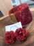 Conjunto em crochê fio metal, bracelete e brincos rosa vermelha pequena com vidrilhos tchecos vermelhos.