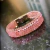 Pulseira uma volta em crochê fio metal e vidrilhos tchecos rosa claro, fecho magnético.