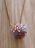 Colar corrente folheada ouro 80cm +extensor, pingente bola em crochê cristais swarovski azul, rosa e caramelo, 2cm. - loja online