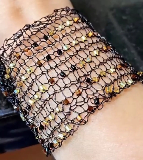 Bracelete 4cm largura, reenda aberta em crochê fio metal, vidrilhos tchecos preto e ouro, fecho magnético, 19cm.