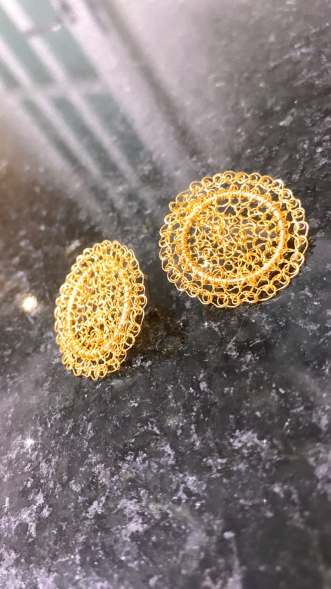 Brincos redondos frontais, crochê fio metal banho ouro.