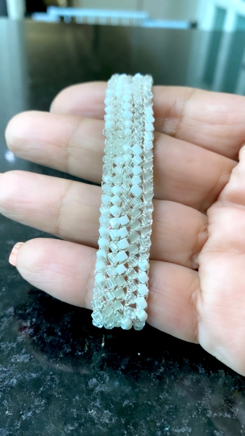 Pulseira 1cm largura, em crochê fio metal prata, vidrlhos tchecos em tons de branco, fecho magnético.