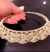 Colar Choker rígido 40cm diâmetro, crochê fio metal banho ouro renda em leque, 2cm largura. - Silvia Ferraz Crochet Luxo