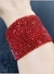 Bracelete em crochê cor única, fio metal vermelho e vidrilhos tchecos no mesmo tom, fecho magnético.