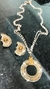 Conjunto colar 75cm e brincos leque 3,5cm x 2cm em crochê fio metal ouro, vidrilhos tchecos nude e cristais Swarovski valentinite. - comprar online