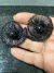 BRINCOS CARACOL EM CROCHÊ FIO METAL PRETO E PEROLAS NEGRAS CENTRAIS.