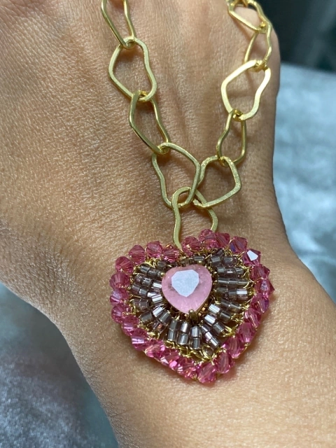 Colar corações banho ouro,pingente crochê fio metal ouro, cristais swarovski rosa, vidrilhos tchecos uva e pedra rosa fusion central, pingente 3cm, colar 45cm regulável.