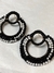 Brincos argolas frontais e crochê fio metal, vidrilhos tchecos preto e branco leitoso. - comprar online