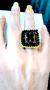 ANEL QUADRADO EM CROCHÊ FIO METAL OURO, CRISTAIS E STRASS SWAROVSKI PRETOS, ARO 17 AJUSTÁVEL ATÉ 19.