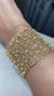 Bracelete renda aberta em crochê fio metal ouro e vidrilhos tchecos branco leitoso translúcidos, fecho magnético. - comprar online