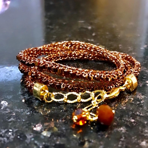 PULSEIRA TRÊS VOLTAS/TORNOZELEIRA DUAS VOLTAS EM CROCHÊ FIO METAL E VIDRILHOS TCHECOS MARROM, COM EXTENSOR.