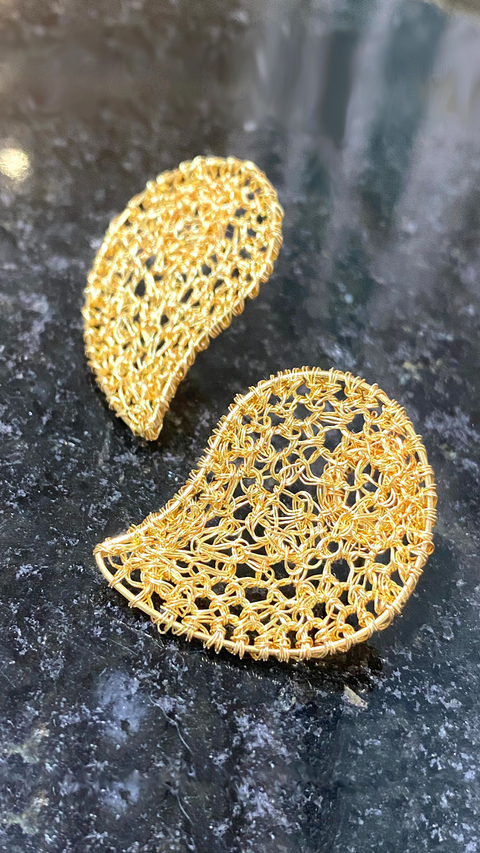 Brincos modelo kashmir em crochê fio metal ouro, 3,5cm x 3cm.