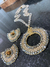 Brincos leque em crochê fio metal ouro, vidrilhos tchecos nude e cristais swarovski valentinite, 3,5cm x 2cm. na internet