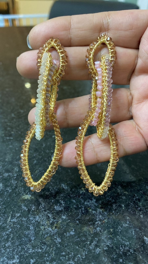 Brincos argolas ovais entrelaçadas em crochê fio metal ouro, vidrilhos tchecos e cristais, 8cm.
