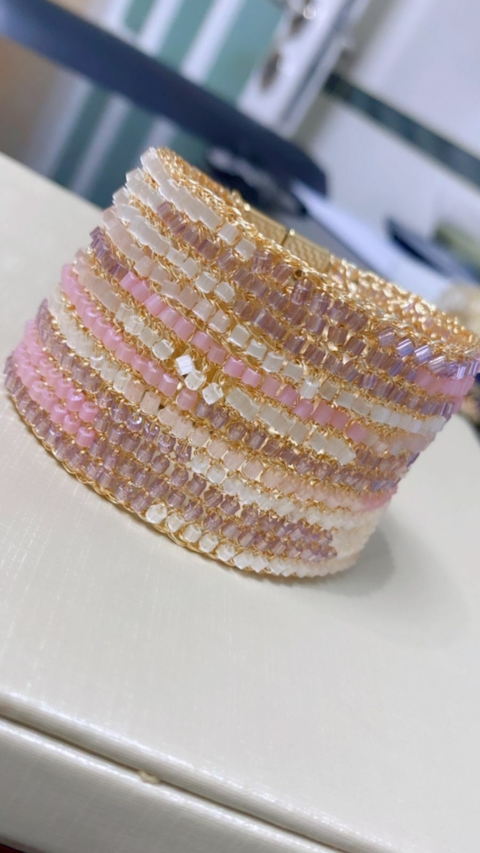 Bracelete em crochê fio metal champagne, vidrilhos tcheco mescla, fecho magnético.