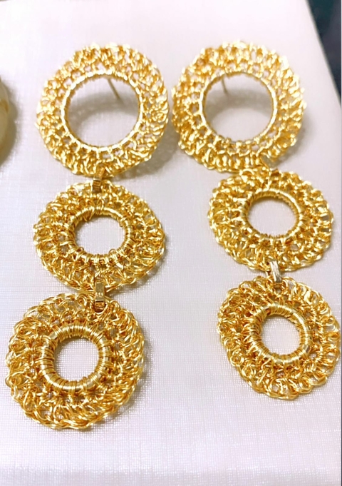 Brincos em crochê fio metal ouro, trio de argolas frontais 7,5 cm x 3cm parte superior.