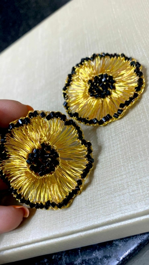 Brincos flor em crochê fio metal ouro ,vidrilhos tchecos pretos no miolo e ao redor da flor, 5cm x 5cm.