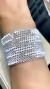 Bracelete crochê, vidrilhos tchecos em tons de branco, fecho magnético. - comprar online