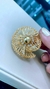 Anel caracol em crochê fio metal ouro, cristais e medalha central banho ouro 4,5cm x 4cm, aro 18 ajustável. - comprar online
