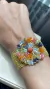 Bracelete em crochê fio metal ouro 3cm largura, medalha flor central collor 4cm x 4cm, cristais e vidrilhos tchecos 6 cores, fecho magnético, 17cm. - comprar online