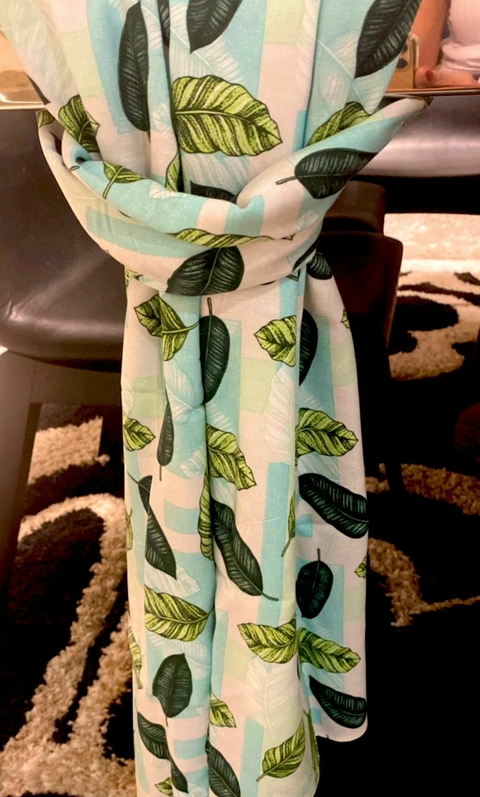 Echarpe/Lenço/Scarf em viscose, estampado verde folhagens, 1,40cm x 50cm.