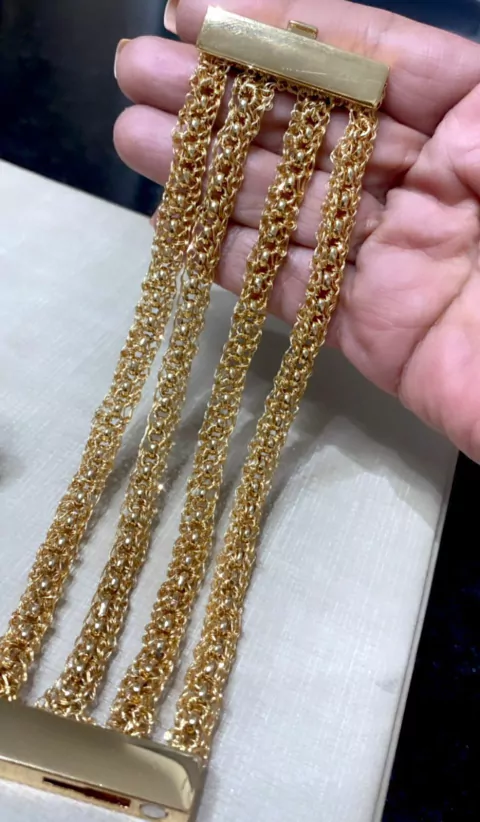 Bracelete 4cm de largura, em crochê fio metal ouro, intercalado por correntes, elos portugueses, 17cm.