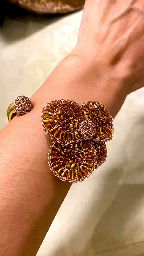 Pulseira banho ouro rígida articulada, orquídea em crochê, vidrilhos tchecos bronze dourado, veste pulso 17cm a 18cm, tamanho único.