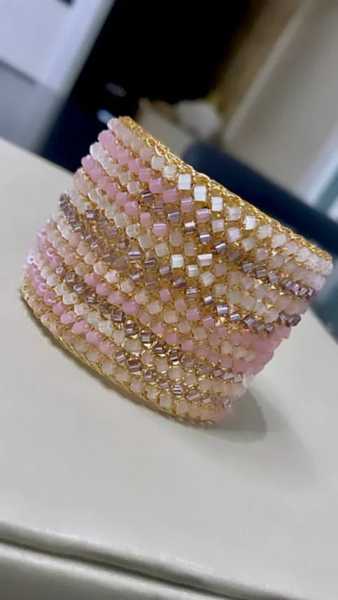 Bracelete em crochê fio metal ouro, vidrilhos tcheco mescla, fecho magnético 16cm