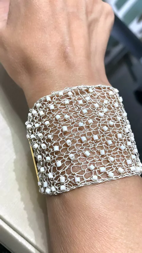 Bracelete em crochê rendado 4cm, fio metal esmaltado off white e vidrilhos tchecos no mesmo tom, fecho magnético.