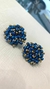 Brincos crochê fio metal banho ouro, cristais azuis com bolinhas folheadas, 2,5cm x 2,5cm. - comprar online