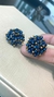 Brincos crochê fio metal banho ouro, cristais azuis com bolinhas folheadas, 2,5cm x 2,5cm.