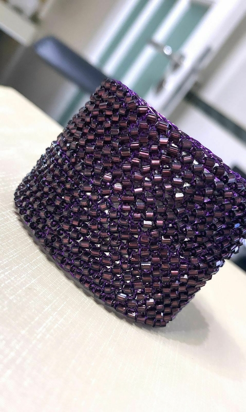 Bracelete cor única 4cm, em crochê fio metal e vidrilhos tchecos roxo, fecho magnético.