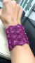 Bracelete renda leque 6,5 largura em crochê fio metal rosa pink, fecho magnético.