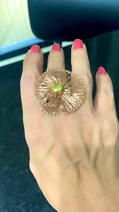 Anel caracol em crochê fio metal cobre e medalha central banho ouro 4,5cm x 4cm.