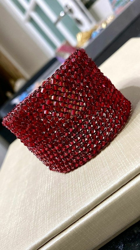 Bracelete em crochê fio metal e vidrilhos tchecos vermelho marsala, fecho magnético.