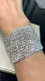 Bracelete em crochê, 4cm largura, fio metal e vidrilhos tchecos prata, fecho magnético. - comprar online
